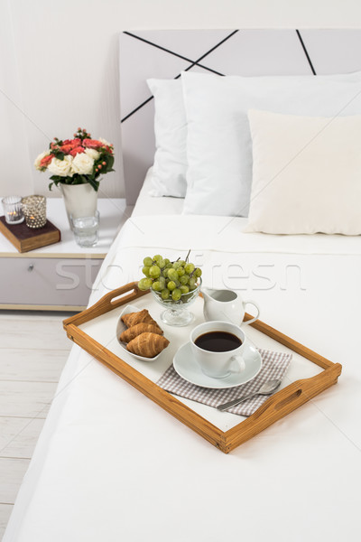 Immagini Stock - Colazione A Letto. Vassoio Con Caffè, Croissant E Frutta.  Image 88180053