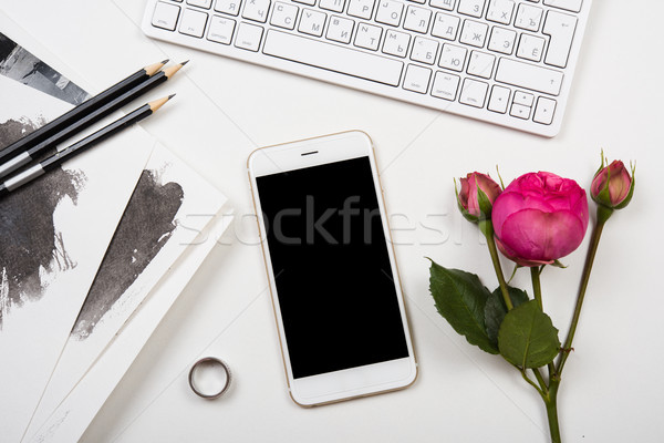 智能手機 電腦鍵盤 粉紅色 花卉 白 現代 商業照片 © manera