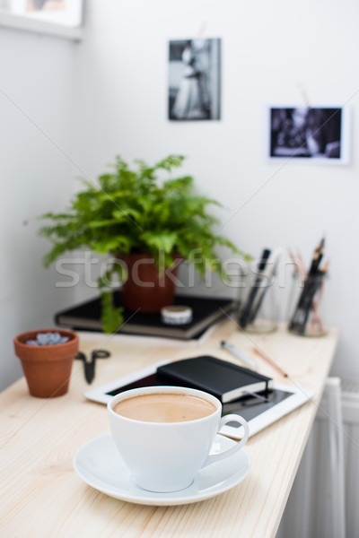 Ceaşcă cafea modern birou luminos munca de birou Imagine de stoc © manera