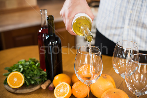 Uomo vino bianco bottiglia vetro home interno cucina Foto d'archivio © manera