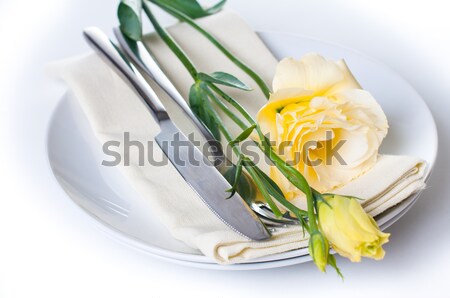 Placă tacâmuri galben flori alb trandafir cină Imagine de stoc © manera