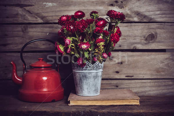 Roten Blumen Schmelz rustikal kann Vase Stock foto © manera