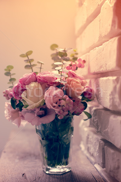 Bouquet rose blanche roses belle mur de briques Photo stock © manera
