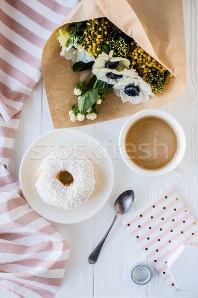 Kaffee Donut frischen Blumen Tasse weiß Stock foto © manera