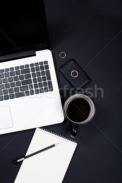 Om de afaceri birou spatiu de lucru tastatura laptop cafea nota Imagine de stoc © manera