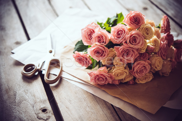 [[stock_photo]]: Bouquet · fraîches · roses · ciseaux · vieux