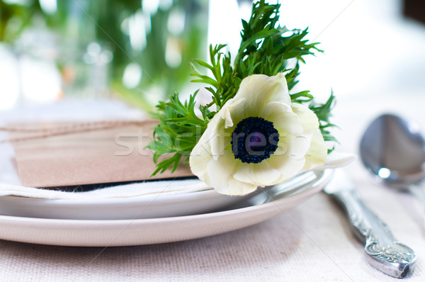 [[stock_photo]]: Vacances · table · fleurs · blanches · bougies · fleurs