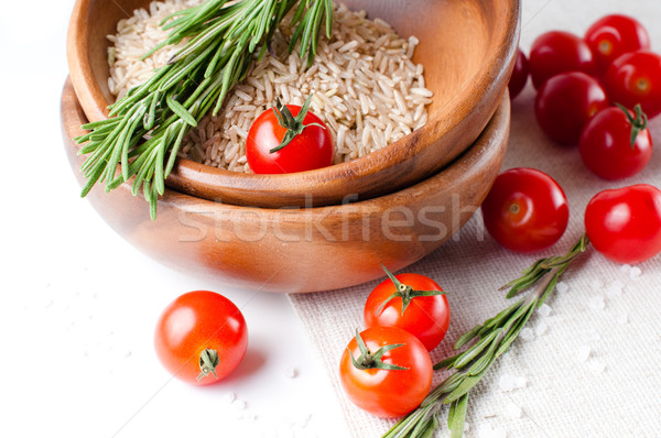 Friss vegetáriánus étel paradicsomok rizs rozmaring fából készült Stock fotó © manera