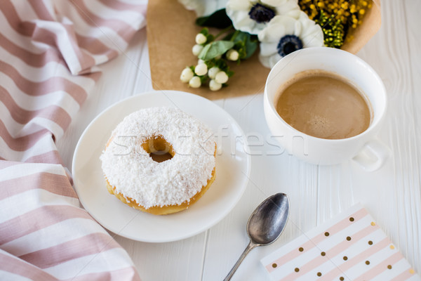 [[stock_photo]]: Donut · fraîches · fleurs · tasse · blanche