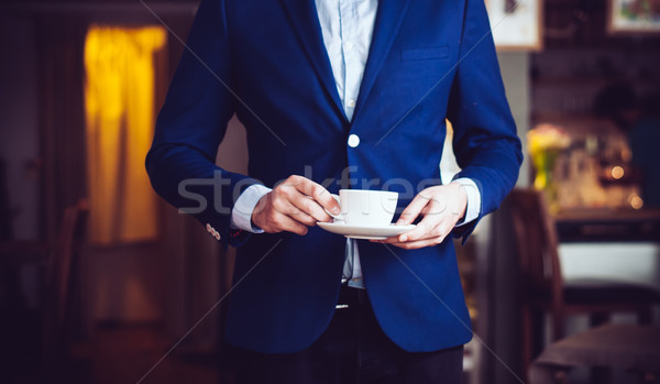 în picioare ceaşcă cafea om de afaceri albastru sacou Imagine de stoc © manera