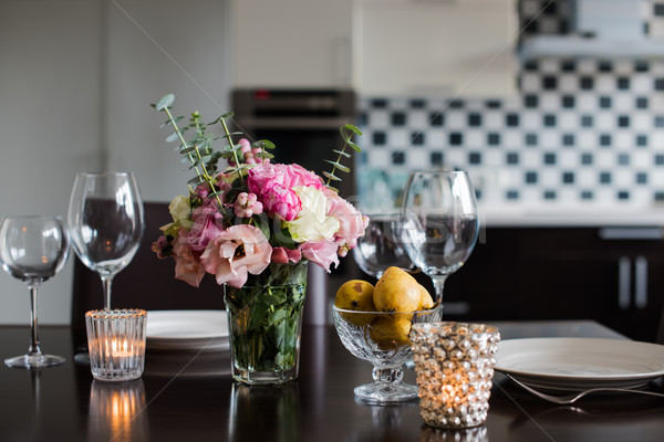 餐桌 集 花卉 蠟燭 眼鏡 室內 商業照片 © manera