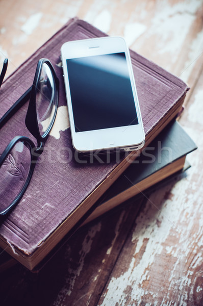 Boeken smartphone bril oude vintage houten tafel Stockfoto © manera