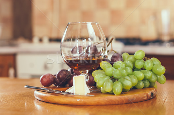 Vidrio brandy uvas cuchillo bordo Foto stock © manera