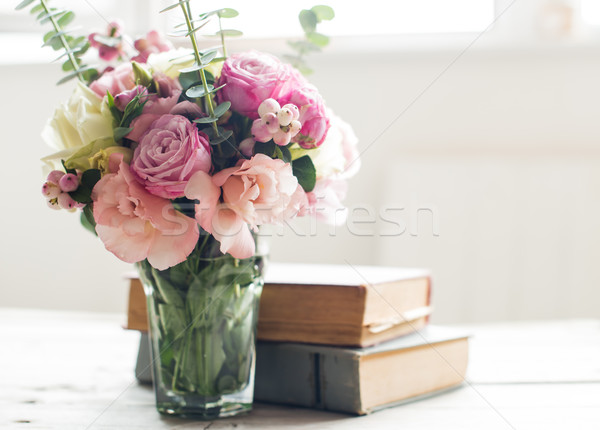 Flores antigua libros elegante ramo rosa Foto stock © manera