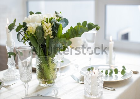 Vară nuntă tabel decorare flori albe lumânări Imagine de stoc © manera