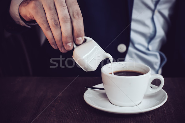 Foto d'archivio: Crema · caffè · imprenditore · blu · giacca · cafe