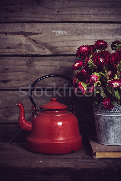 Czerwone kwiaty emalia czajnik rustykalny puszka Wazon Zdjęcia stock © manera