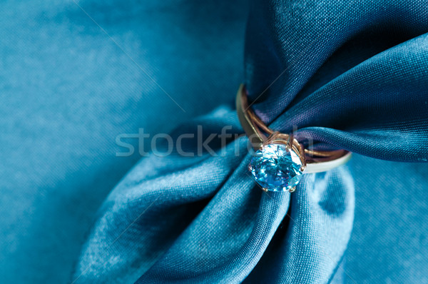 Zdjęcia stock: Pierścień · klejnot · złoty · pierścionek · zaręczynowy · jedwabiu · tkaniny