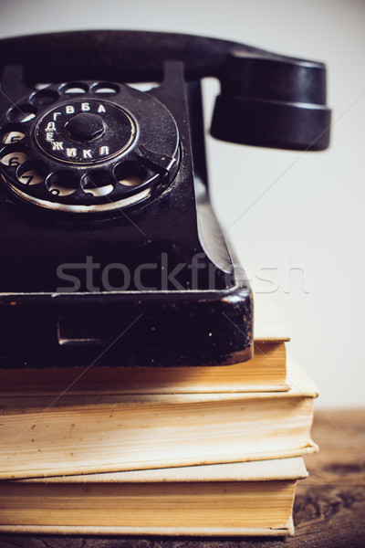 Foto stock: Vintage · teléfono · negro · libros · rústico · mesa · de · madera