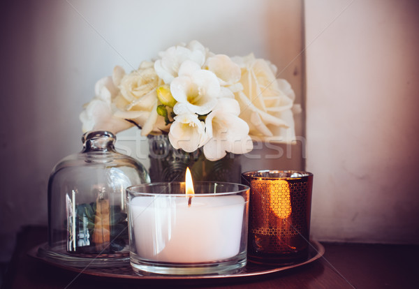 Lakberendezés asztal virágcsokor fehér virágok váza gyertyák Stock fotó © manera