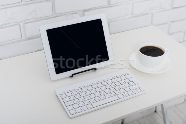 Ofis tablo dizüstü bilgisayar minimalist beyaz Çalışma alanı Stok fotoğraf © manera