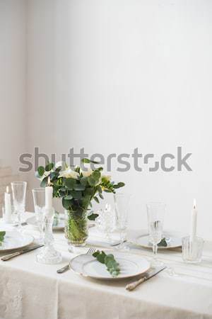 Vară nuntă tabel decorare flori albe lumânări Imagine de stoc © manera