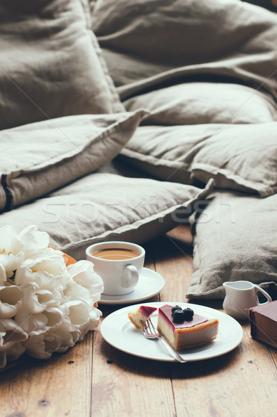 時髦 生活方式 枕頭 花束 鬱金香 咖啡 商業照片 © manera