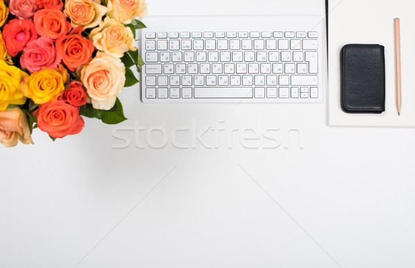 Stock fotó: Nőies · fehér · asztal · munkaterület · virágok · startup
