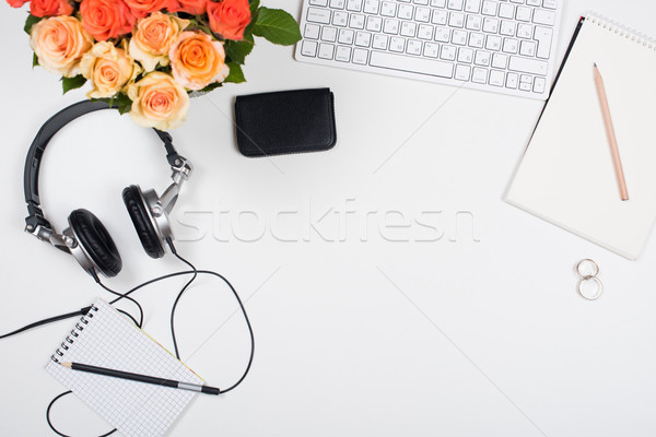 Stock fotó: Nőies · asztal · munkaterület · rózsák · startup · számítógép · billentyűzet