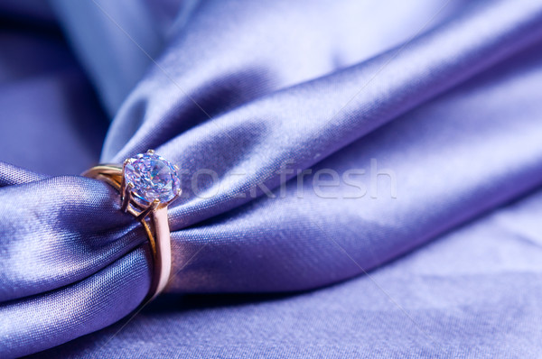 Zdjęcia stock: Pierścień · klejnot · złoty · pierścionek · zaręczynowy · jedwabiu · tkaniny