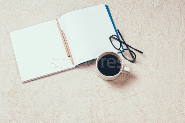 Foto stock: Cuaderno · abierto · café · lápices · gafas · piso