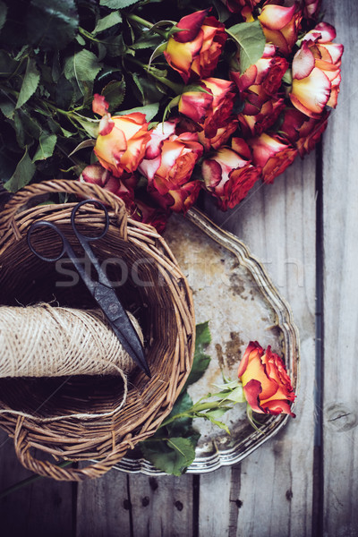 Bouquet rose forbici basket vecchio Foto d'archivio © manera