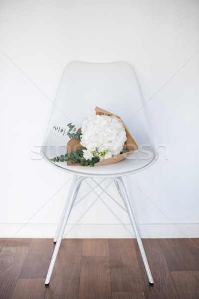 Ramo blanco silla flores pared casa Foto stock © manera