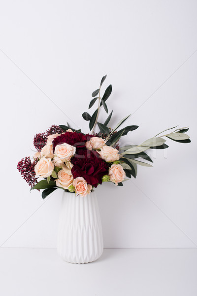 Róż Wazon biały wnętrza piękna bukiet Zdjęcia stock © manera