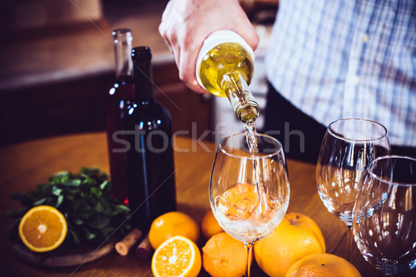 Uomo vino bianco bottiglia vetro home interno cucina Foto d'archivio © manera