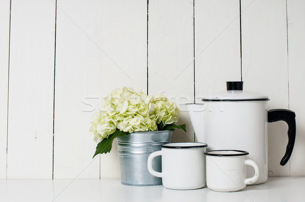 Ustensile de bucatarie epocă cafea oală cupe alb Imagine de stoc © manera