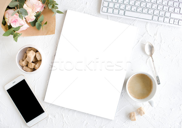 Feminin cafea trandafiri revistă romantic acoperi Imagine de stoc © manera