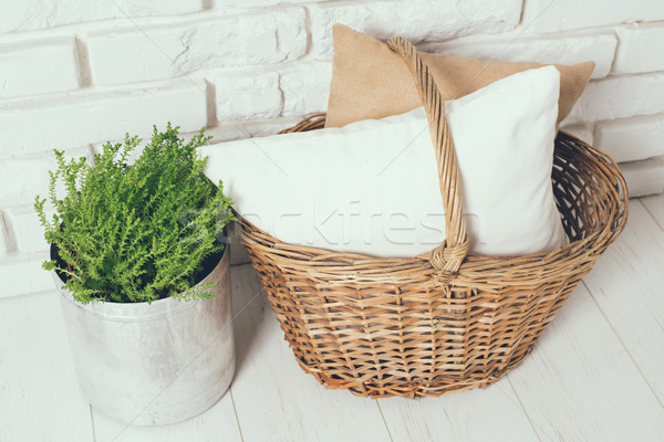 Rustic acasă coş pernă verde Imagine de stoc © manera