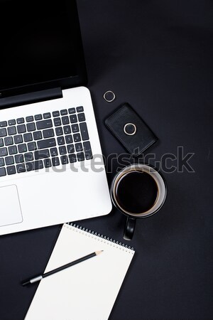 ストックフォト: ビジネスマン · デスク · 作業領域 · ノートパソコンのキーボード · コーヒー · 注記