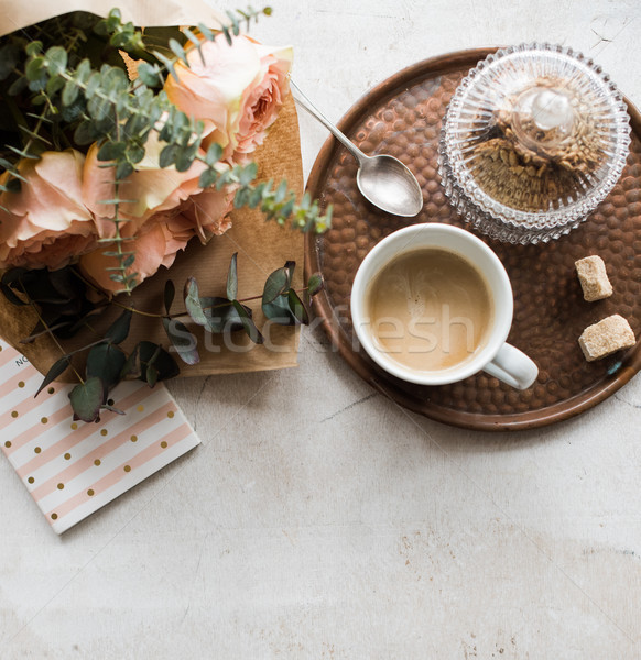 Nőies otthoni iroda virágok kávé jegyzettömb fehér Stock fotó © manera