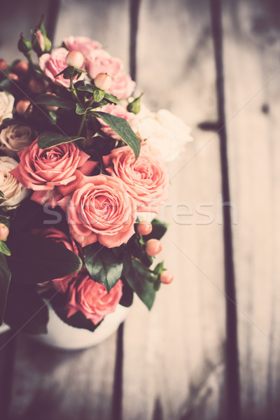 Buchet trandafiri epocă cafea oală roz Imagine de stoc © manera