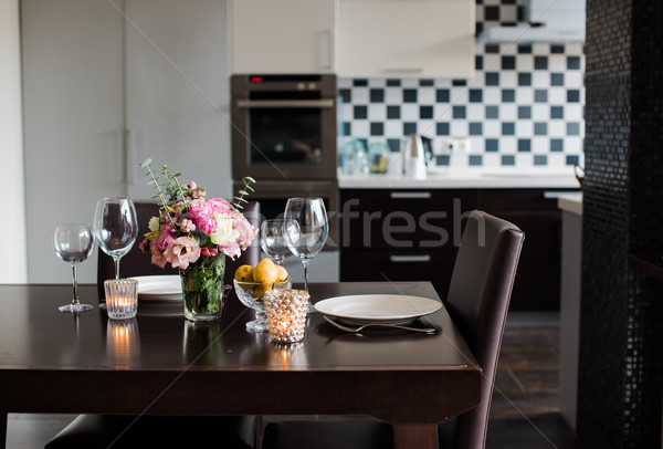 Eettafel ingesteld bloemen kaarsen bril interieur Stockfoto © manera