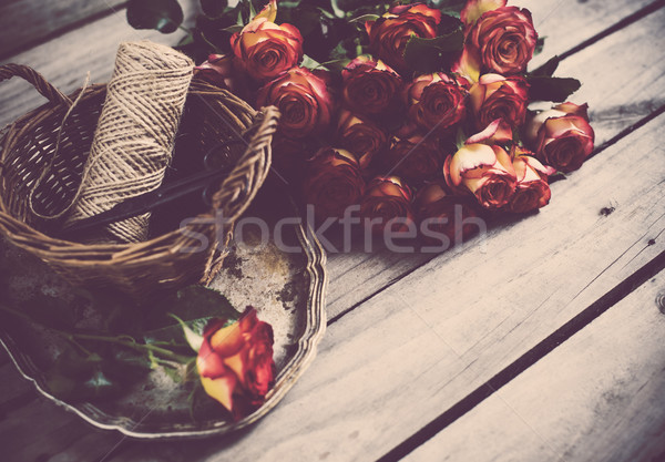 Foto stock: Rosas · buquê · tesoura · cesta · velho