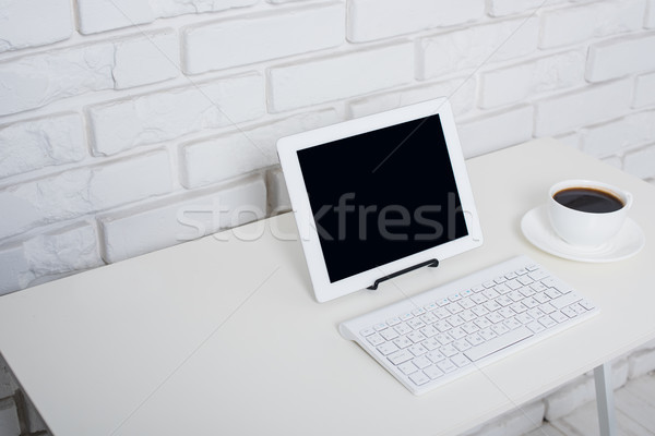 Ofis tablo dizüstü bilgisayar minimalist beyaz Çalışma alanı Stok fotoğraf © manera