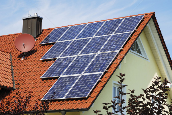 Alternativ energie casă panouri solare albastru putere Imagine de stoc © manfredxy