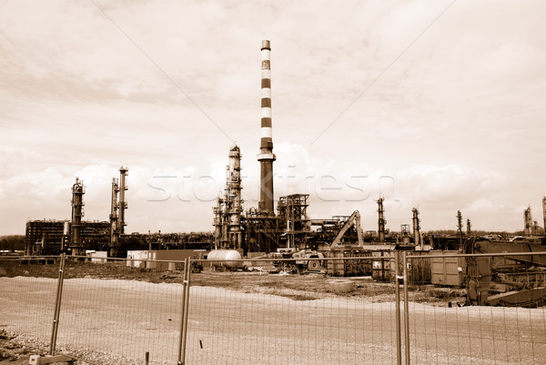 Elhagyatott olajfinomító rom ipari égbolt technológia Stock fotó © manfredxy