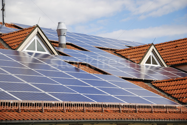 Paneles solares fotovoltaica techo casa medio ambiente solar Foto stock © manfredxy