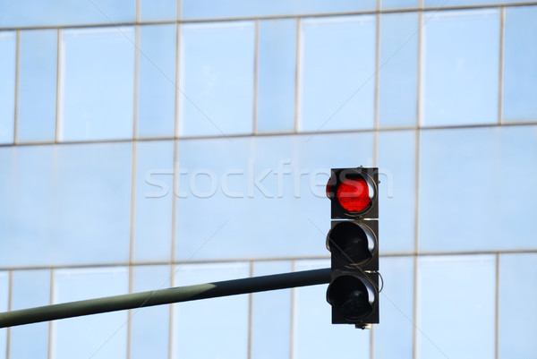 Roşu semafor sticlă fatada cladire de birouri fereastră Imagine de stoc © manfredxy