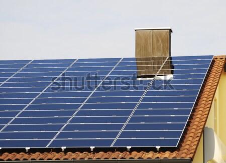Energia solar alternativa energia fotovoltaica tecnologia telhado Foto stock © manfredxy