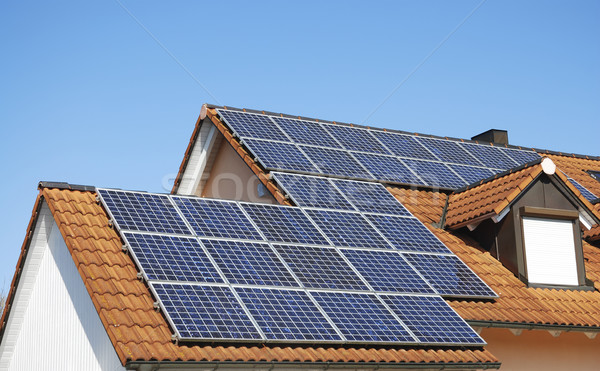Imagine de stoc: Acoperiş · fotovoltaice · panouri · solare · mediu · ecologie · inovatie